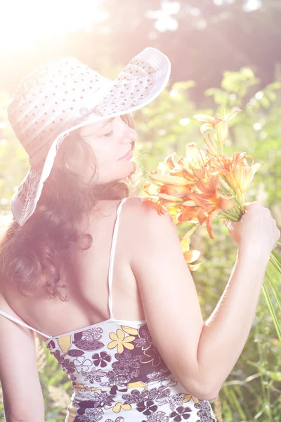 Mujer con flores al aire libre —  Fotos de Stock