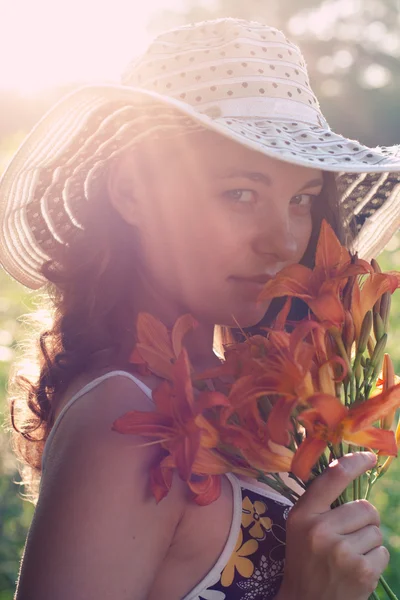 屋外の花を持つ女性 — ストック写真