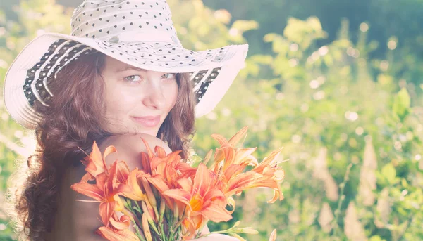 Feminino com flores ao ar livre — Fotografia de Stock
