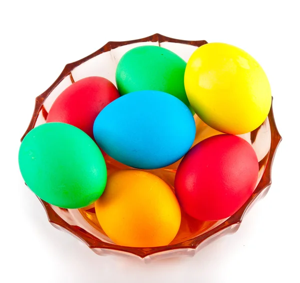 Muchos huevos de diferentes colores sobre fondo blanco. Comida — Foto de Stock