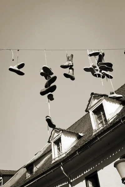 Sapatos pendurados na linha anunciando uma morte — Fotografia de Stock