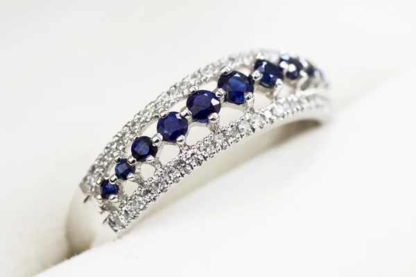 Anello di fidanzamento diamante e zaffiro — Foto Stock