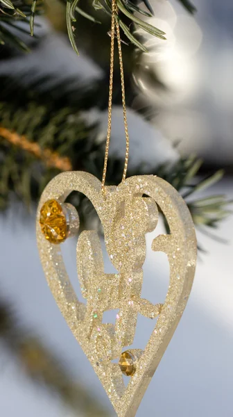 Juguete de decoración en un árbol de Navidad festivo —  Fotos de Stock