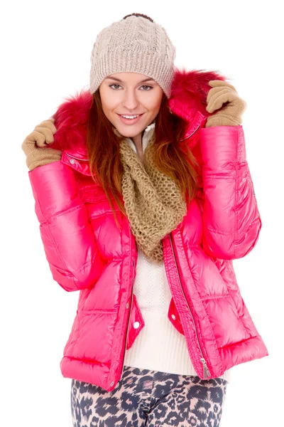 Jovem mulher usando cachecol casaco de inverno e boné — Fotografia de Stock
