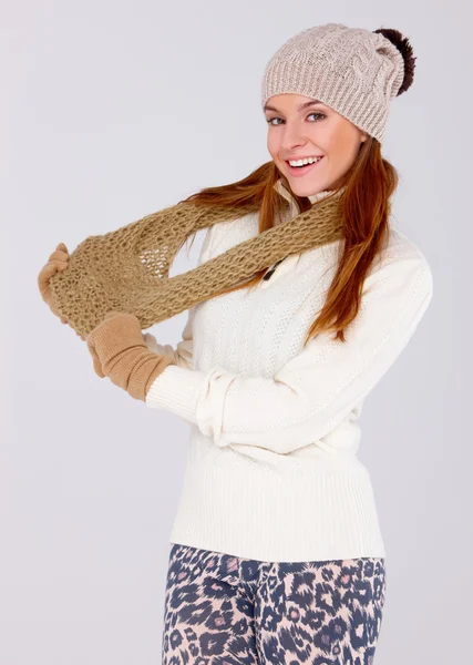 Vacker kvinna som bär varma vinterkläder — Stockfoto