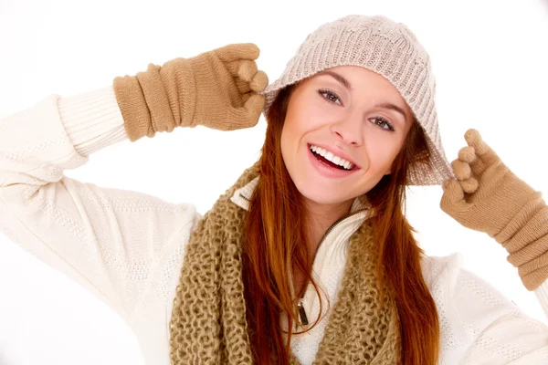 Mulher bonita vestindo roupas quentes de inverno — Fotografia de Stock