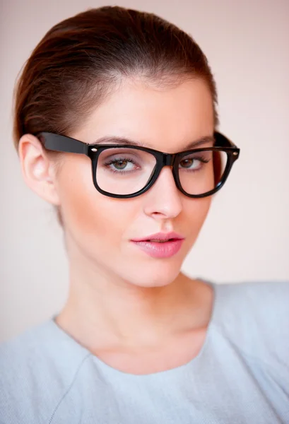 戴着眼镜的年轻人有吸引力的商业女人 — 图库照片