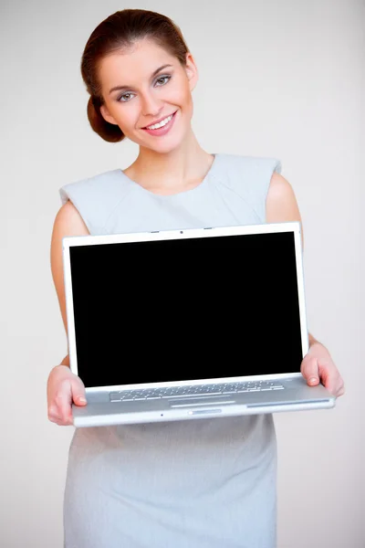 Genç çekici bir iş kadını ile dizüstü bilgisayar — Stok fotoğraf