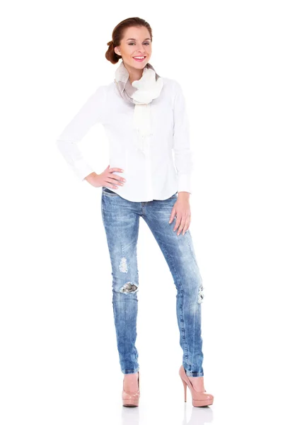 Νέα σέξι μελαχρινή γυναίκα σε άσπρο πουκάμισο και μπλε τζιν — Φωτογραφία Αρχείου