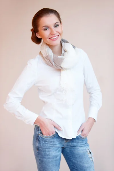 Ung sexig brunett kvinna i vit skjorta och Blå jeans — Stockfoto