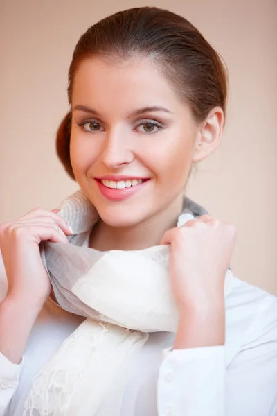 Porträtt av ung sexig brunett kvinna i vit skjorta — Stockfoto