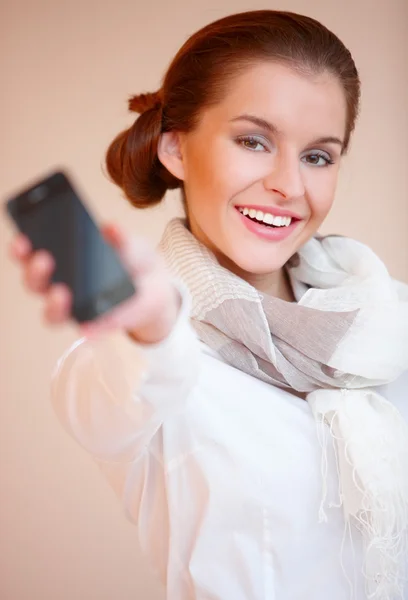 Brunetka dama z telefonu komórkowego — Zdjęcie stockowe