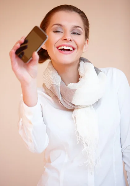 Brunett kvinna med mobiltelefon — Stockfoto