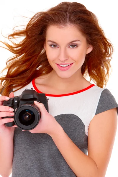 Жінка в сірому одязі з камерою digtal на білому — стокове фото