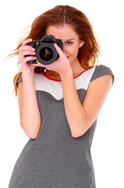 Frau im grauen Kleid mit digtaler Kamera auf weiß — Stockfoto