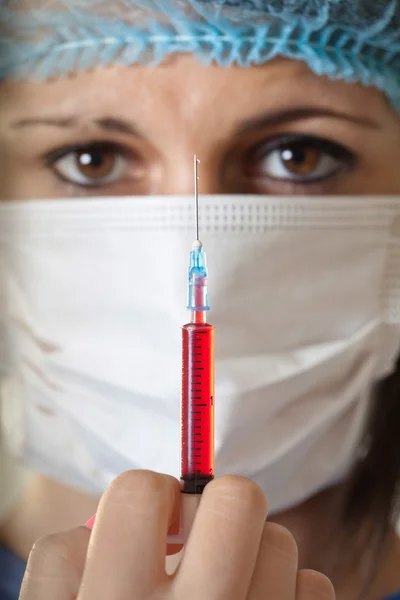 Médica usando uma seringa — Fotografia de Stock