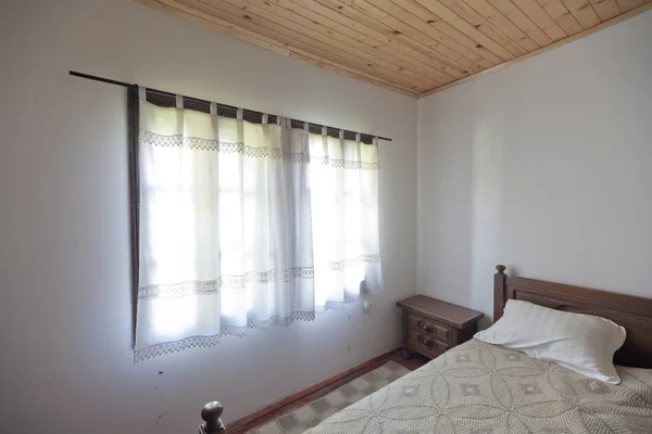 오래 된 불가리아어 침실 — 스톡 사진