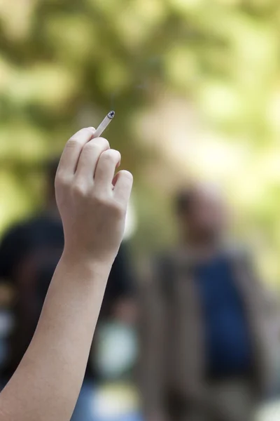 Жінка рука, тримає палаючу сигарету — стокове фото