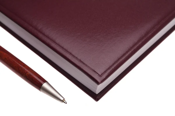 Черный кожаный ноутбук и ручка — стоковое фото