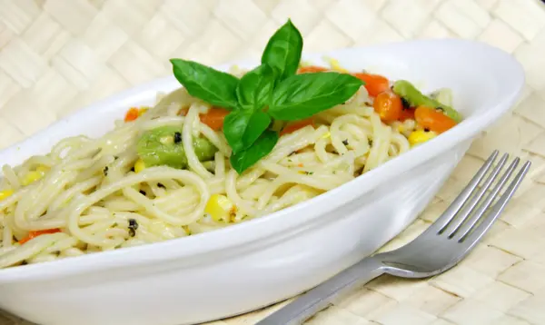 Vegetarische Spaghetti mit Kräutern und Käse — Stockfoto