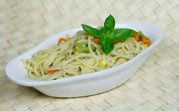 Vegetarische Spaghetti mit Kräutern und Käse — Stockfoto