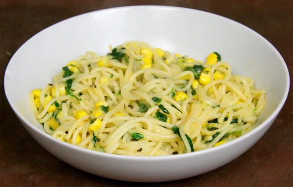 Vejetaryen spagetti makarna otlar peynir ile — Stok fotoğraf