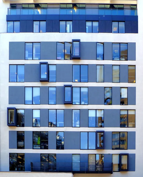 Γραφείο μπλε παράθυρα, πρόσοψη ενός κτιρίου — Φωτογραφία Αρχείου