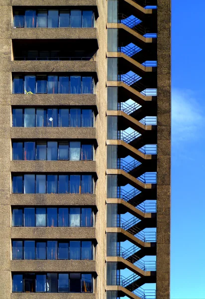 Gebäude mit einer Reihe von Treppen — Stockfoto