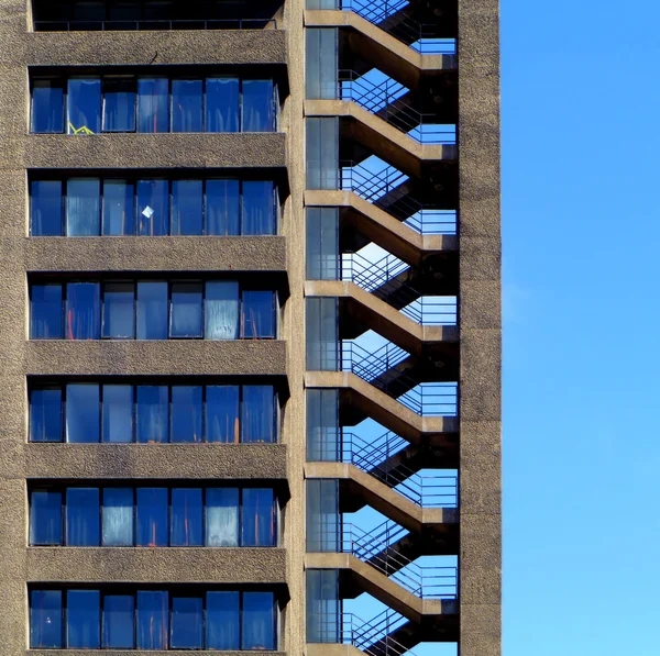 Здание с лестницей — стоковое фото