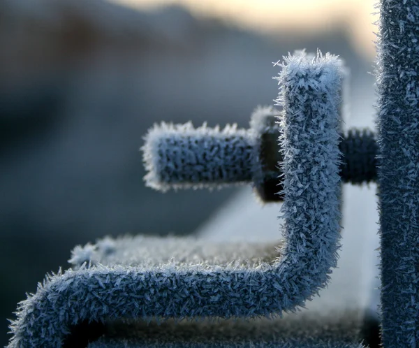 Donmuş somun ve cıvata kışın üzerinde buz kristalleri — Stok fotoğraf