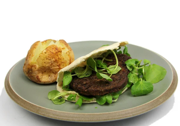 Patata al horno con una hamburguesa vegetariana en pan Pitta — Foto de Stock