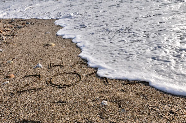 शुभेच्छा 2012!!! समुद्रकिनार्यावरील वाळूमध्ये लिहा — स्टॉक फोटो, इमेज