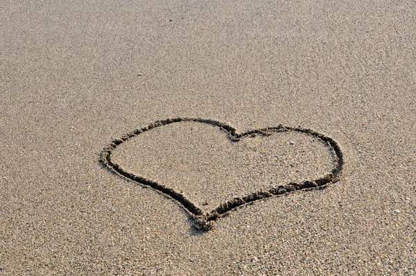 Corazón - dibujado en la arena — Foto de Stock
