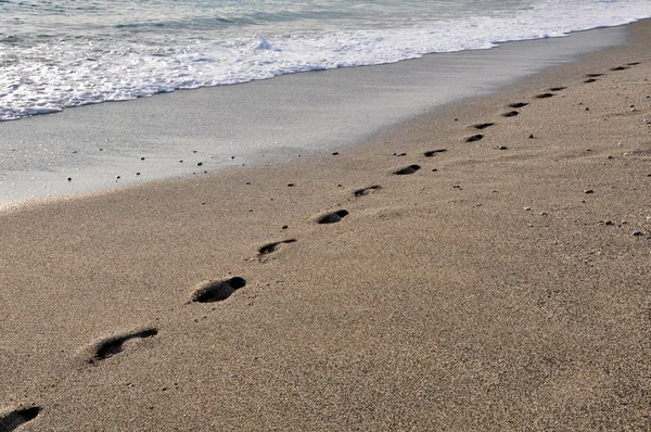 Нога на піщаному пляжі — стокове фото