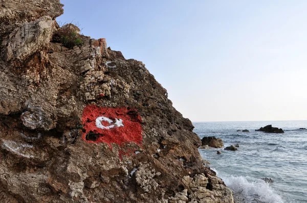 Felsenküste in alanya mit türkischer Flagge — Stockfoto