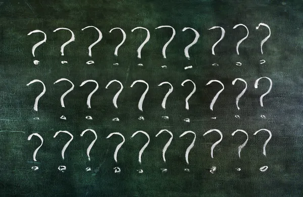 Question marks on grungy blackboard. — Stock Photo, Image