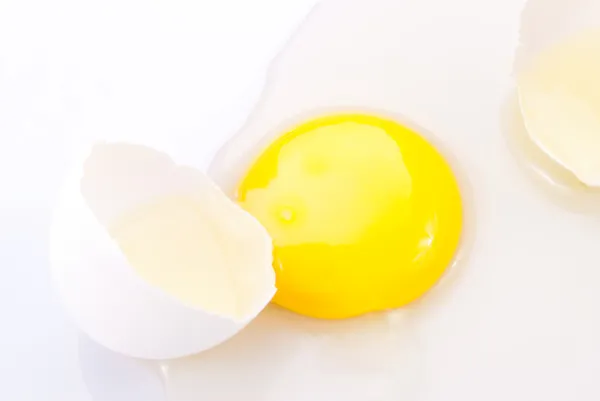 Čerstvé rozbité vajíčko s žloutkem — Stock fotografie