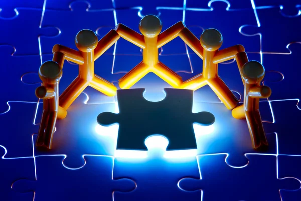 Team work on solving puzzle problem — Stock Photo, Image