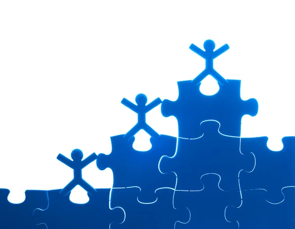 Teamwerk op puzzel oplossen — Stockfoto
