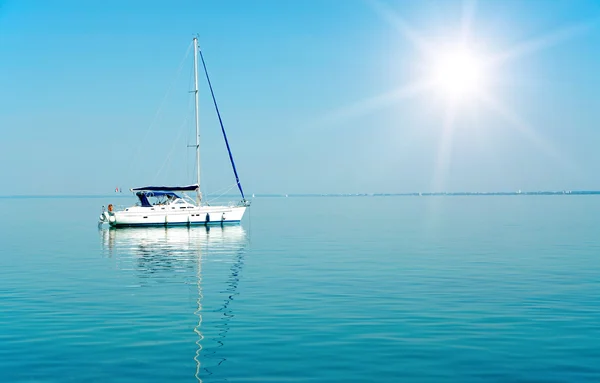 Zeilboot in de zon op het Balatonmeer, Hongarije — Stockfoto