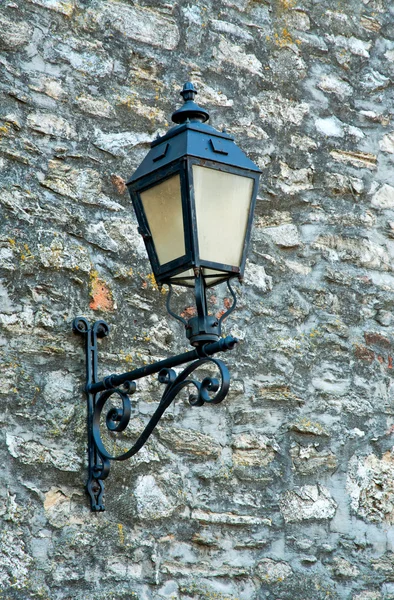 Антикварная лампа на стене — стоковое фото