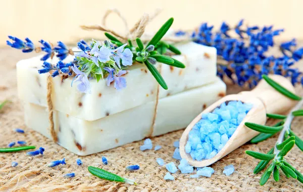 Натуральное мыло, травы и соль для ванн — стоковое фото