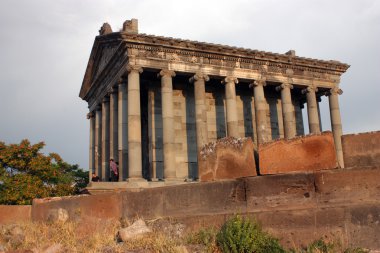 Garni.