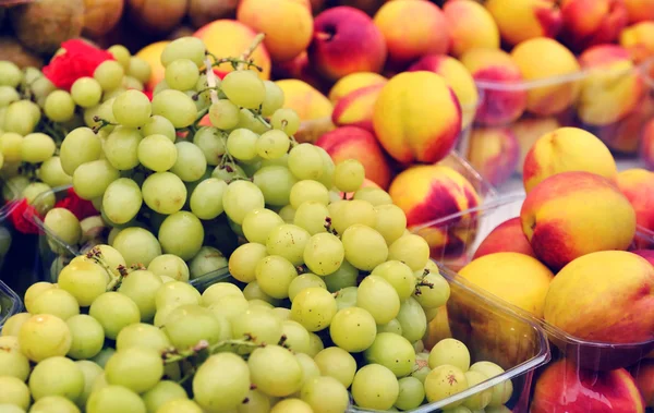 Trauben und Pfirsiche — Stockfoto