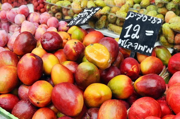 Mango a švestky na trhu stojan — Stock fotografie