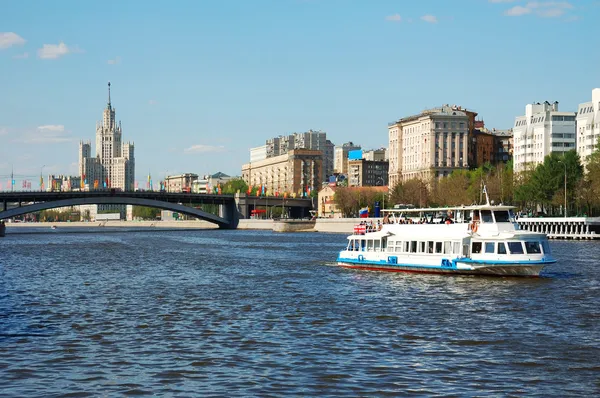 Weißes Flusskreuzfahrtboot auf dem Fluss Moskau — Stockfoto