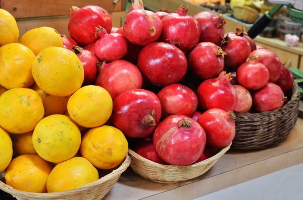 Zblízka pomeranče a granátové jablko na trhu stojan — Stock fotografie