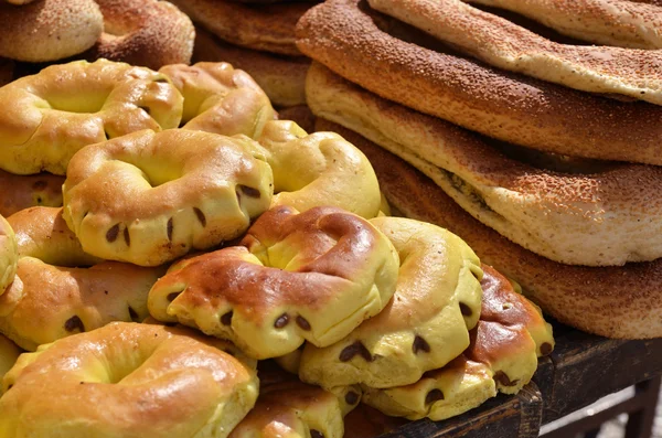 Broodjes met rozijnen en loafs van bagels — Stockfoto