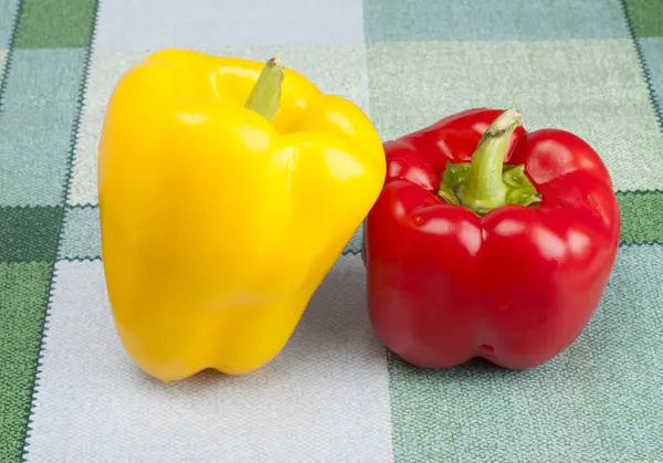 Красный и желтый перец — стоковое фото