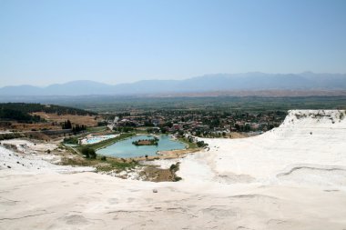 Beyaz kayalar ve Türkiye pamukkale travertenleri